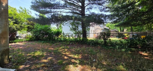Building Photo - Spacious 3 Bedroom 1.5 Bath Townhome for RENT