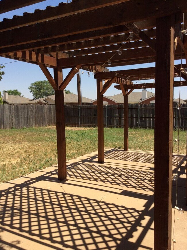 Building Photo - Beautiful 3/2/2 Home Available August!