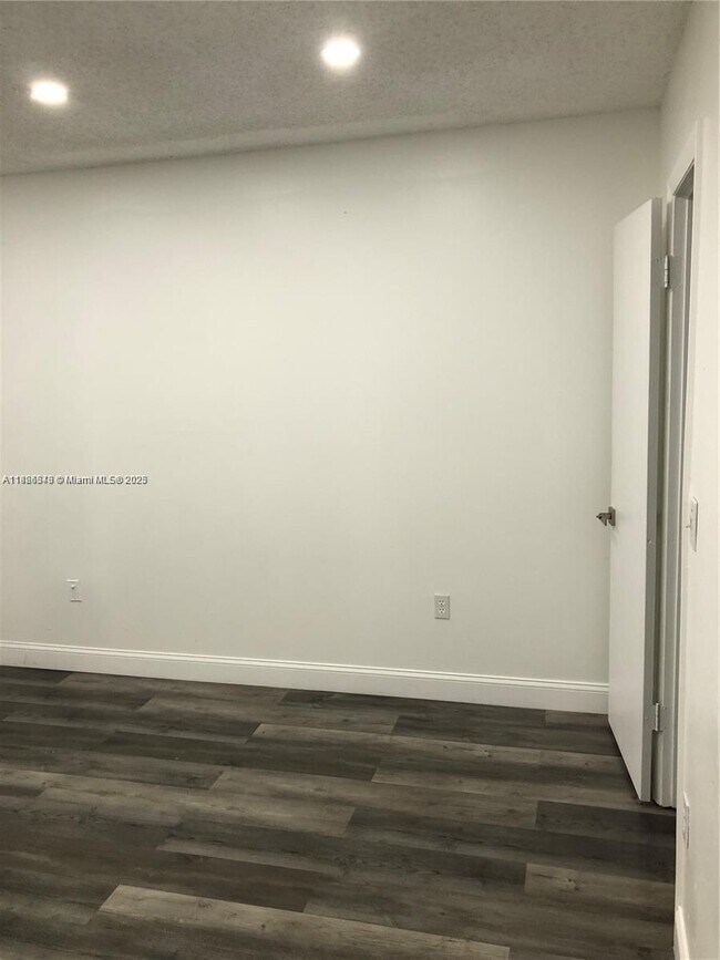 Building Photo - 1555 W 44th Pl