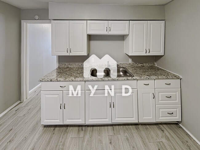 Building Photo - 1724 Pear St Unit 5