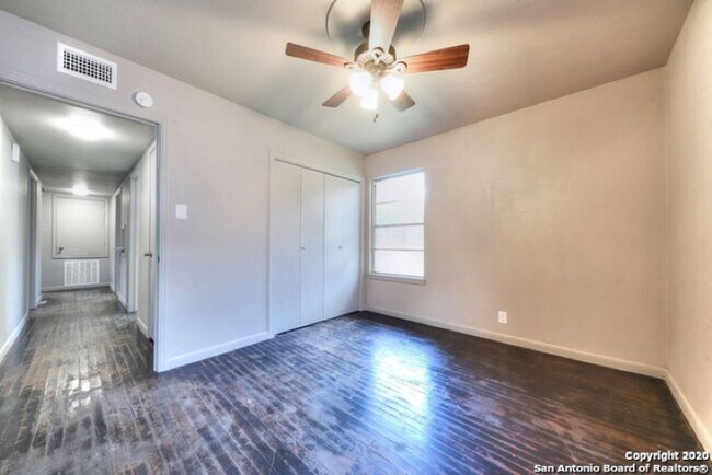 Building Photo - 3 Bedroom/1 Bath Sunset Hill Subdivision