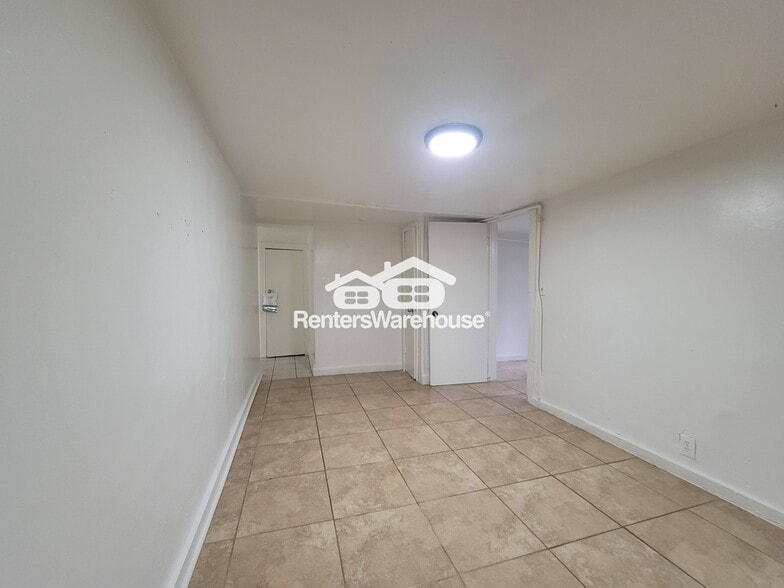 Building Photo - 1056 Regent St SW