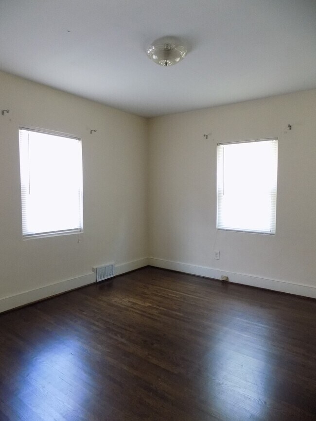 Building Photo - 118 S Waccamaw Ave
