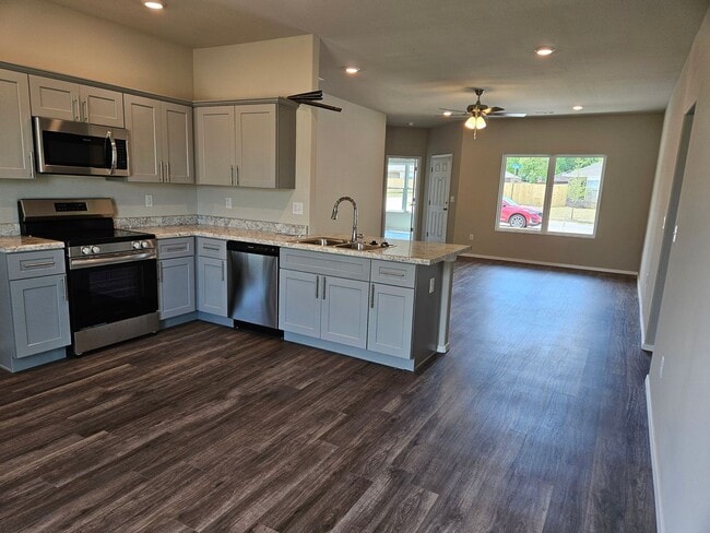 Building Photo - PRE-LEASING FOR AUG 10 MOVE-IN - Newer 4 bedroom / 2 bathroom home!