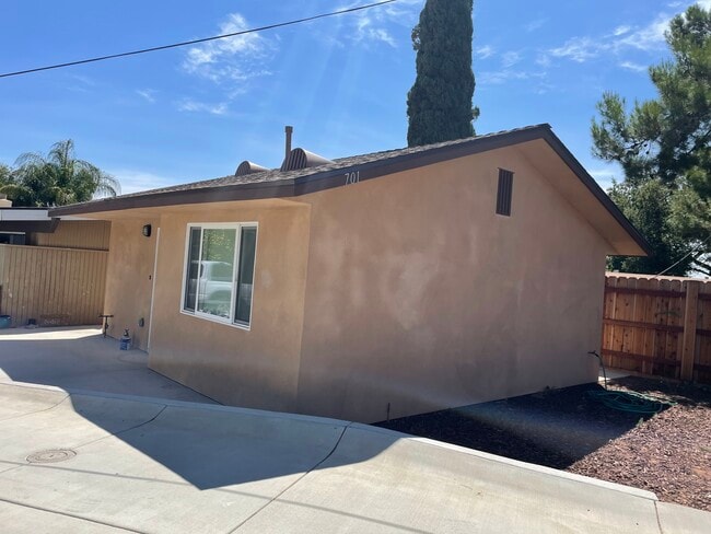 Building Photo - 703 W College St