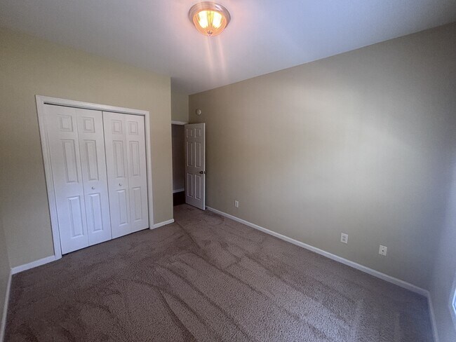 Building Photo - 100 Kingswood Cir