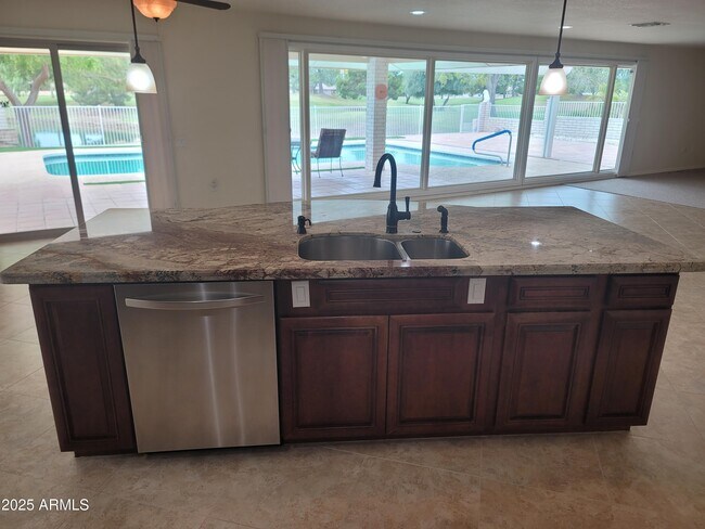 Building Photo - 17230 N Country Club Dr