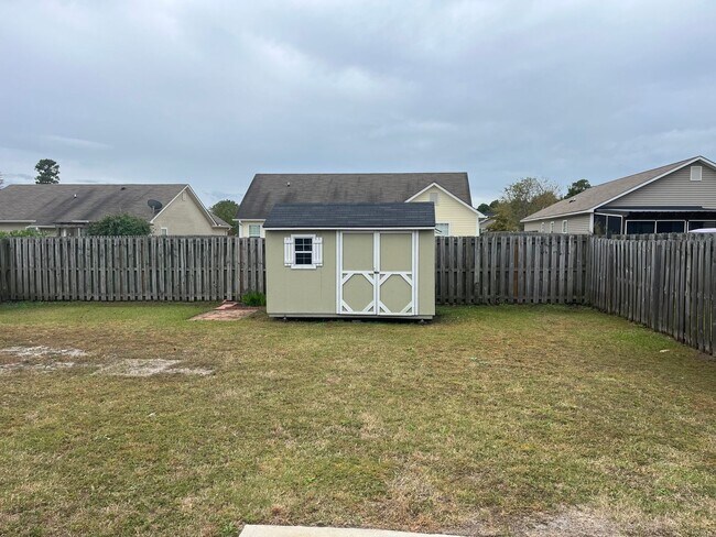 Building Photo - Great Location