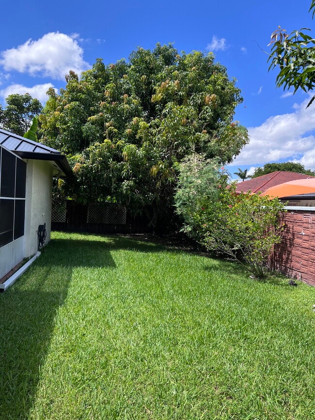 Building Photo - 10155 SW 159th Ct