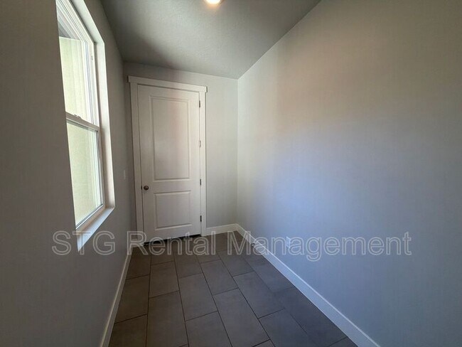 Building Photo - 644 Rosa Ln