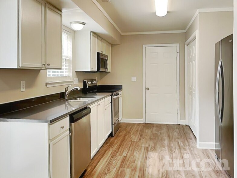 Building Photo - 3933 Far West Dr