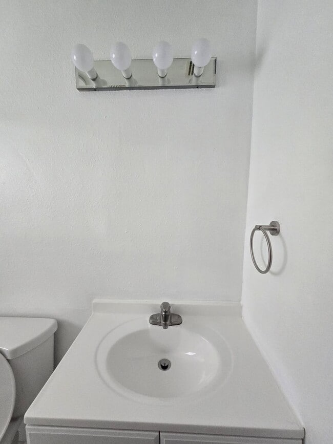 Building Photo - 3 bedroom 1 bath