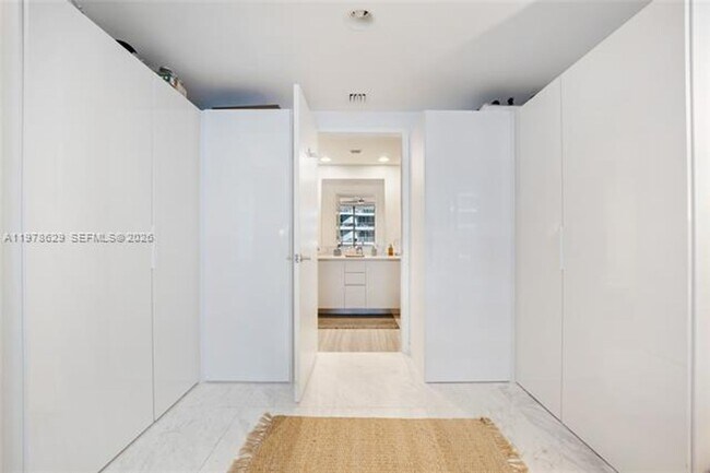 Building Photo - 1010 Brickell Ave