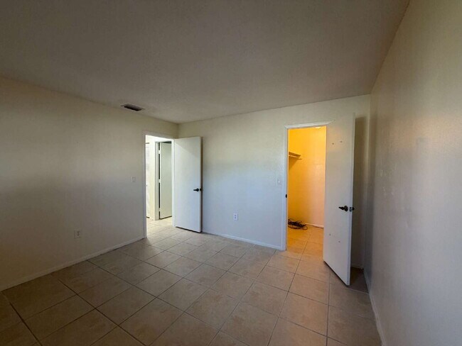 Building Photo - 2-bedroom, 2-bathroom residence located in Punta Gorda Isles