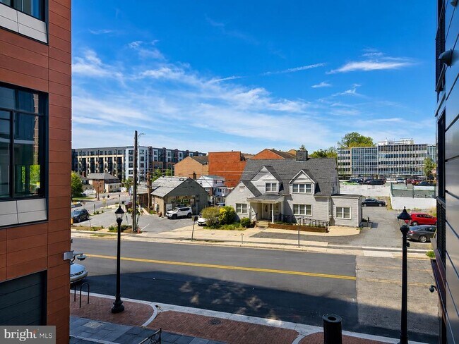 Building Photo - 1320 Fenwick Ln
