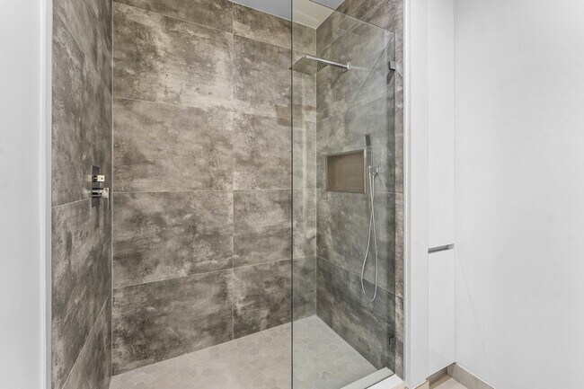 Building Photo - 220 Lake Shore Dr