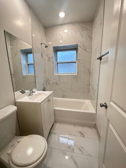 Building Photo - 1157 W Lunt Ave