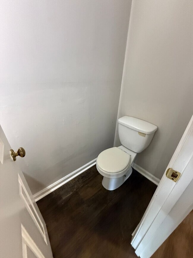 Building Photo - 2 Bedroom- 1 1/2 bathroom- Townhouse Apartment in West Rome