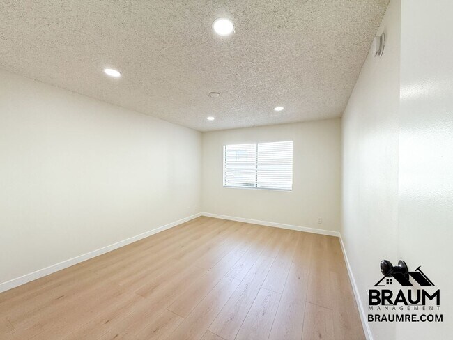 Building Photo - 221 W Elm Ave