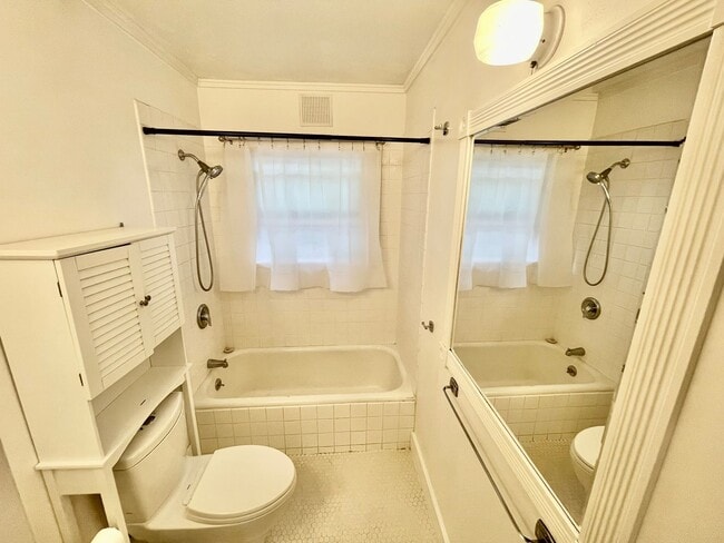 Building Photo - Upgraded 3bd/2bath Laurelhurst Home w/ Pri...