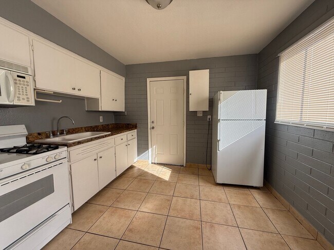 Building Photo - 5123 N 28th Dr