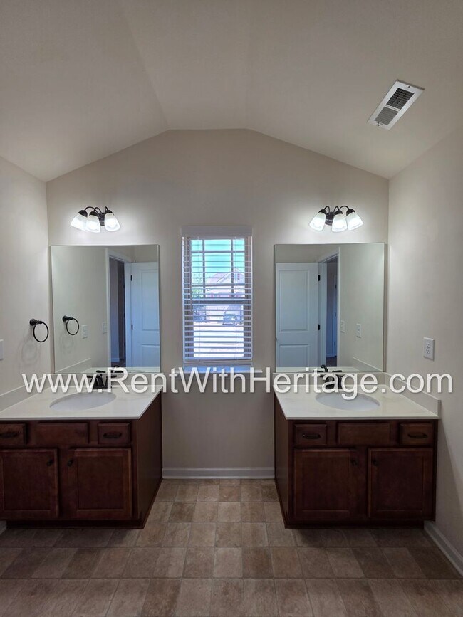 Building Photo - ABSOLUTELY BEAUTIFUL 5 BEDROOM/ 4.5 BATH HOME YOU DONT WANT TO MISS.