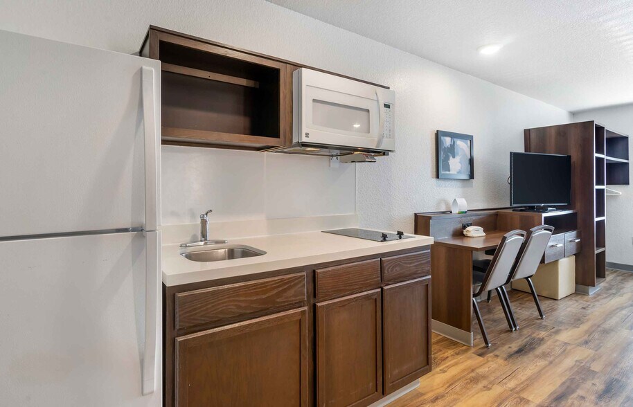 Building Photo - Furnished Studio-Clearwater