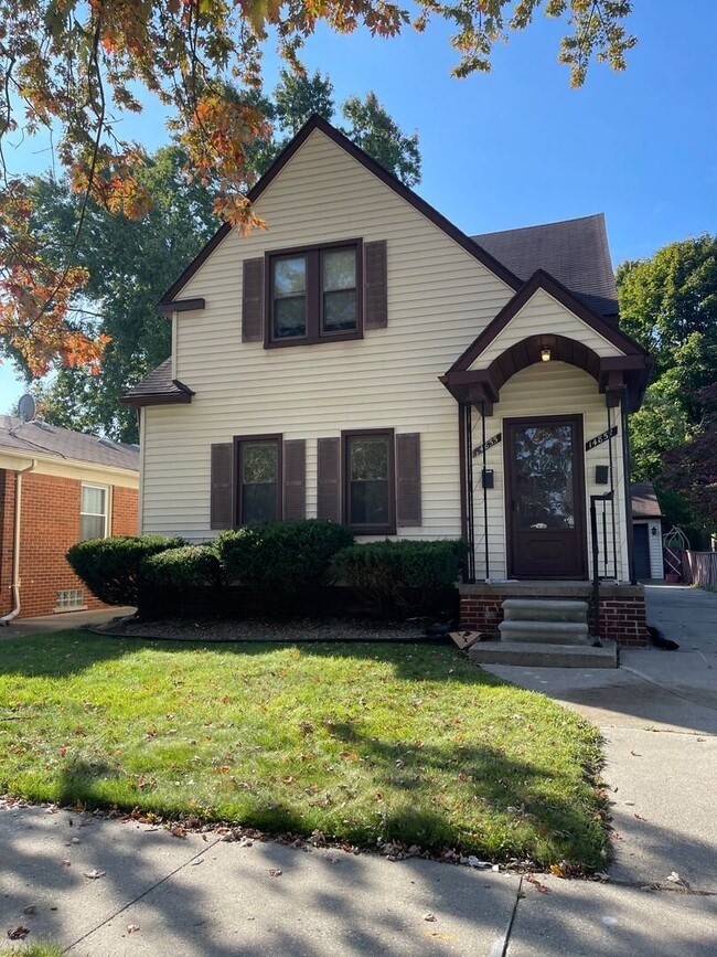 Building Photo - 2 Bedroom 1 Bathroom Multi-Family Home in Allen Park- 1st Floor Flat