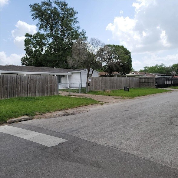 Building Photo - 5103 Willow Glen Dr