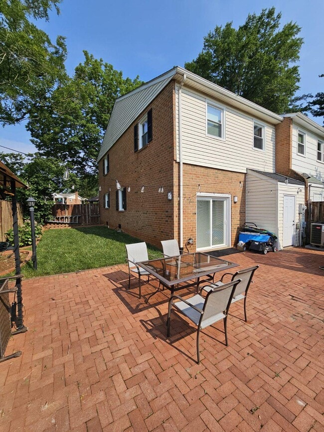 Building Photo - 4226 Embassy Dr