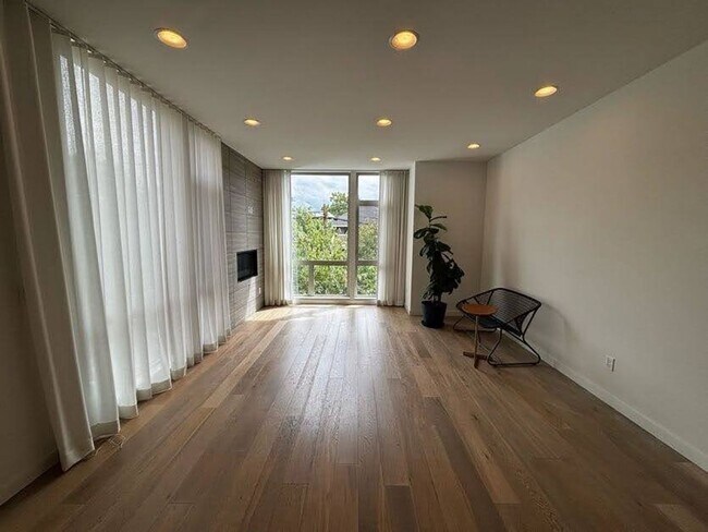 Building Photo - Modern Tri-Story in the heart of Capitol Hill