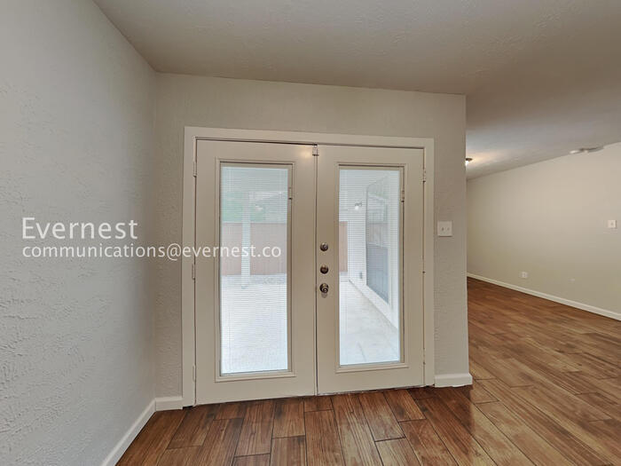 Building Photo - 2117 Newbury Dr
