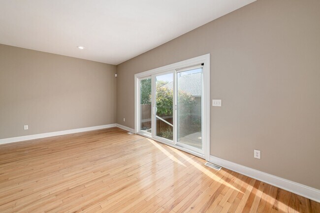 Dining room - 1087 Michigan Ave