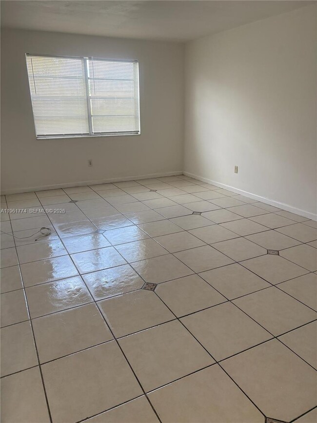 Building Photo - 1350 NE 119th St