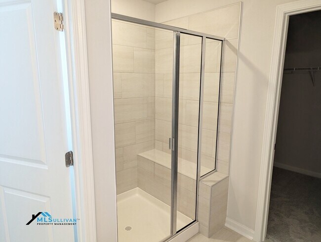 Building Photo - 5866 Woodlawn Dr