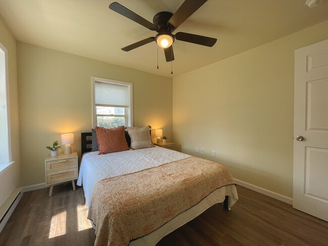 Building Photo - 100 Miller St