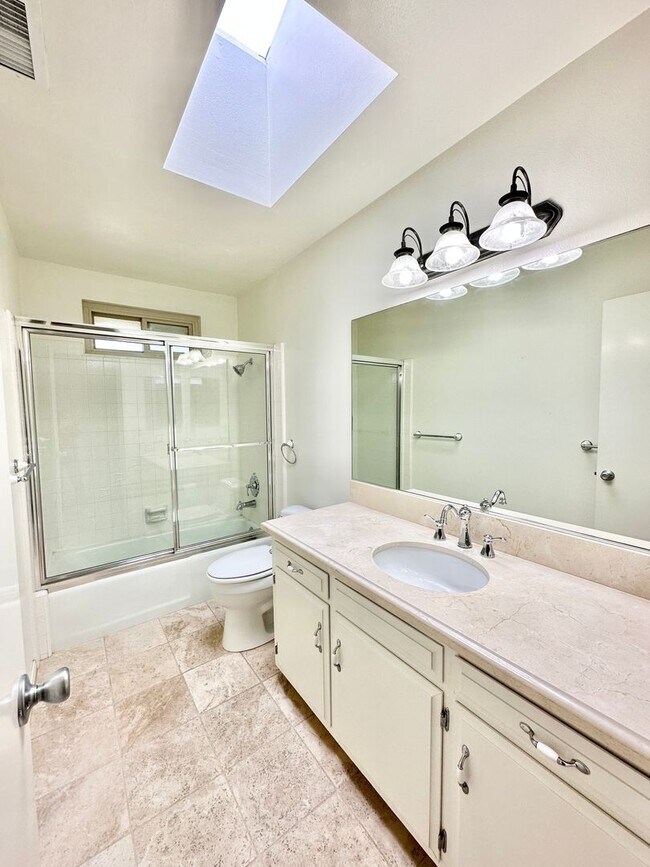 Building Photo - Beautiful Custom Home in Fallbrook, just m...