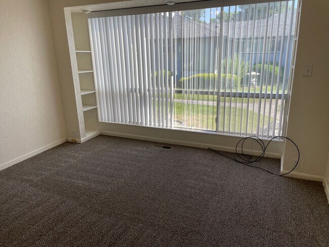 Building Photo - 2BR 1BA Duplex On Lake!!