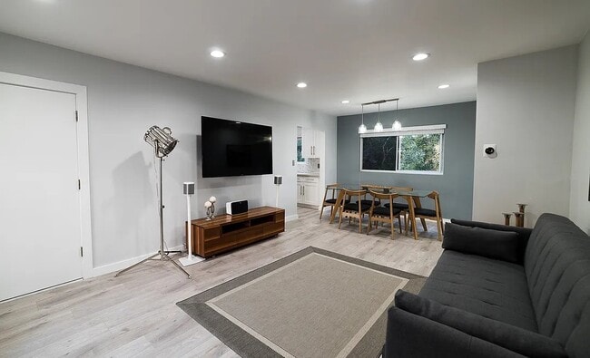 Building Photo - One Bedroom Furnished Condo