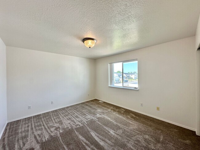 Building Photo - Newly Renovated Expansive Multi story 4 be...