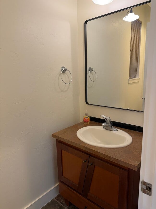 Building Photo - Beautiful 3 bedroom 2.5 bathroom house in a great neighborhood!