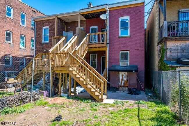 Building Photo - 520 E Jersey St