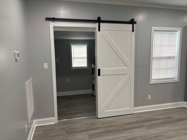 Building Photo - Fully renovated 3 bedroom 2 bathroom house!   Lawn Care Included