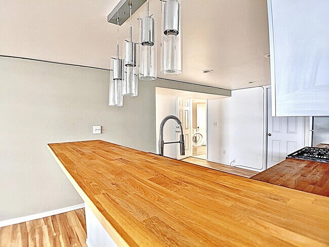 Building Photo - 5404 NE 54th Ave