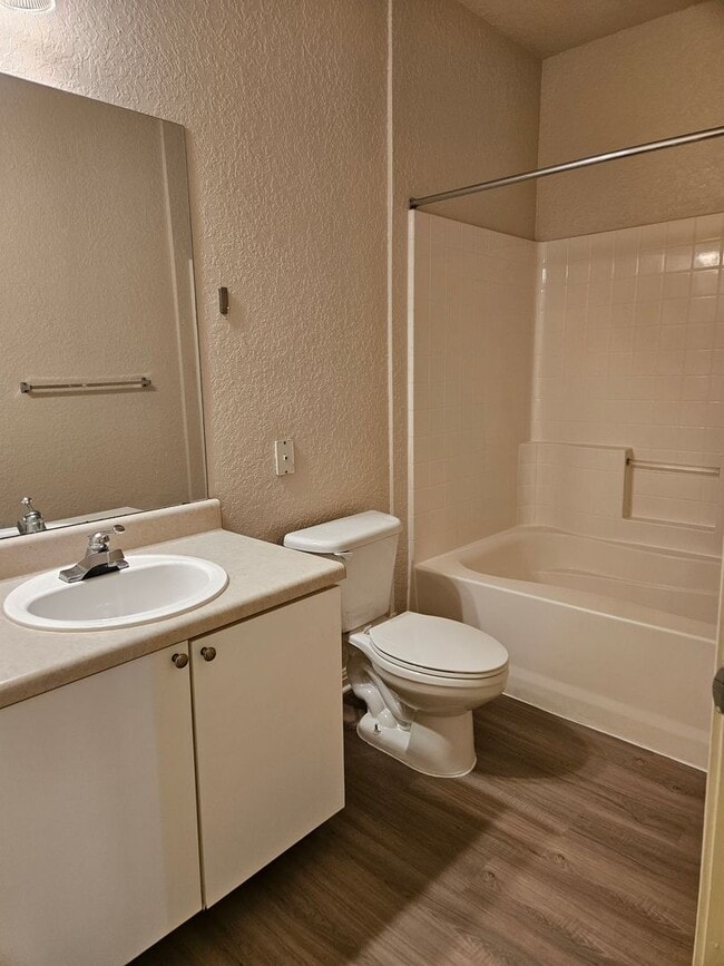 Building Photo - $600 Deposit*Spacious 1 BDRM Condo Downtown!