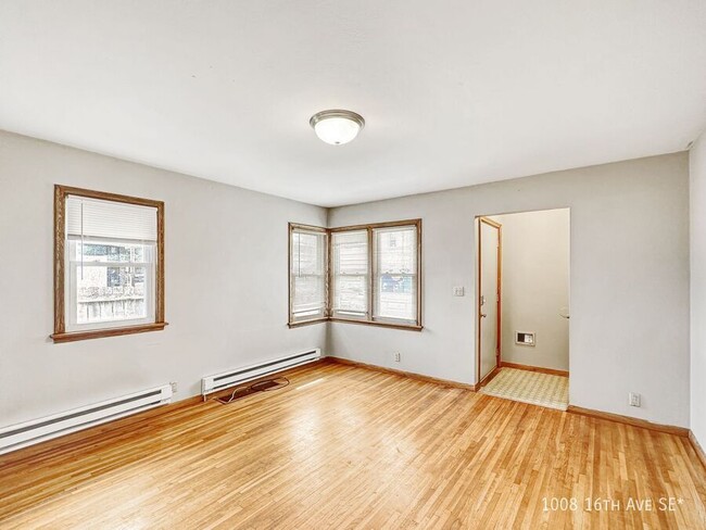 Building Photo - 3br 2ba ~ Security Deposit Free Alternativ...