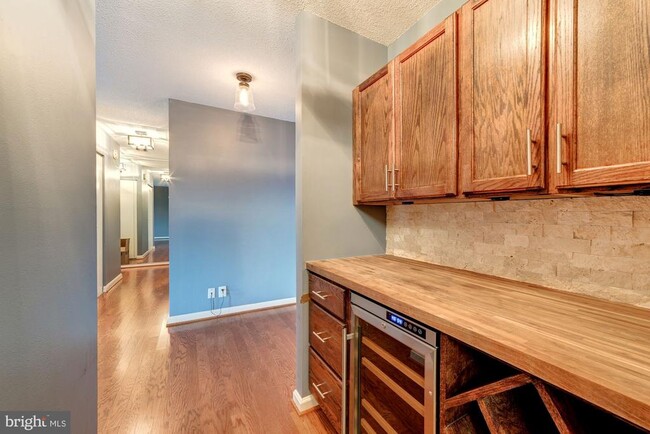Building Photo - 203 Yoakum Pkwy