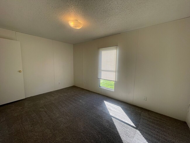 Building Photo - Make The Call Before Its Gone! Quick Move in!