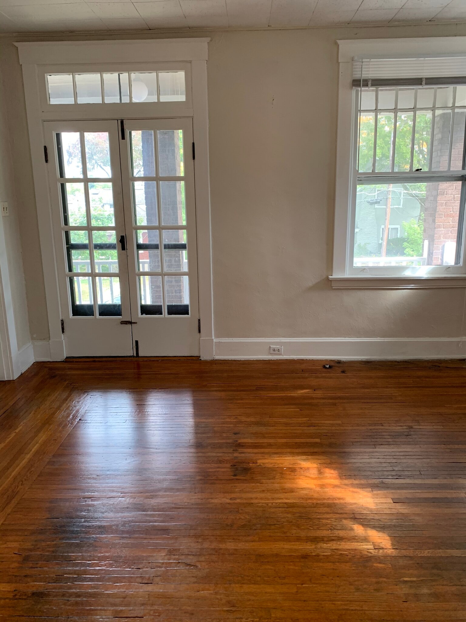 Livingr - 3639 Amberson Ave