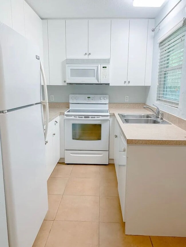 Building Photo - Hottest location, unit available near best beaches and downtown